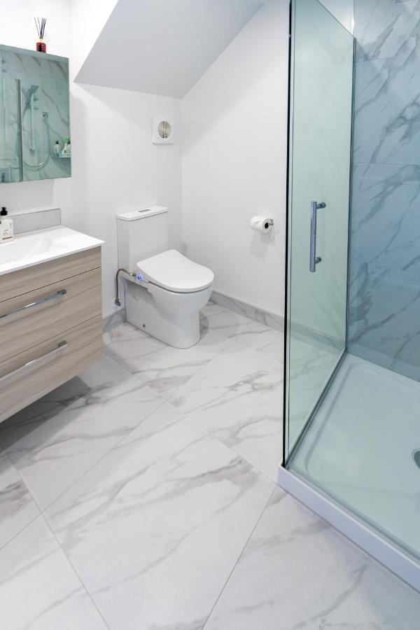 Urban Park Escape 2 Bed 2 Bath W/Carpark Apartment Крайстчърч Екстериор снимка