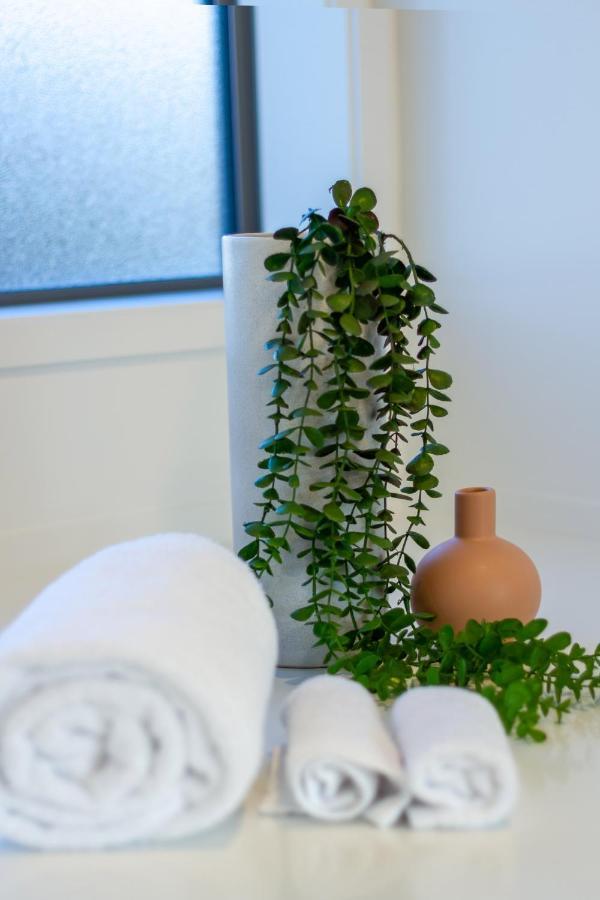 Urban Park Escape 2 Bed 2 Bath W/Carpark Apartment Крайстчърч Екстериор снимка